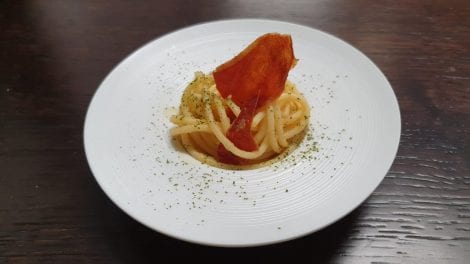 Spaghetti, datterini gialli, prosciutto croccante, scaglie di pecorino e alloro