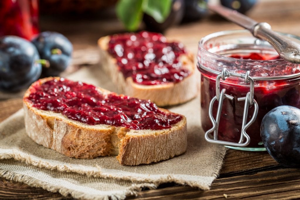 Pane e marmellata ai frutti di bosco