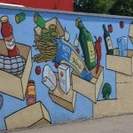 Un murales di Cibo con la spesa per il banco alimentare