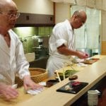 Jiro Ono e suo figlio mentre preparano il sushi