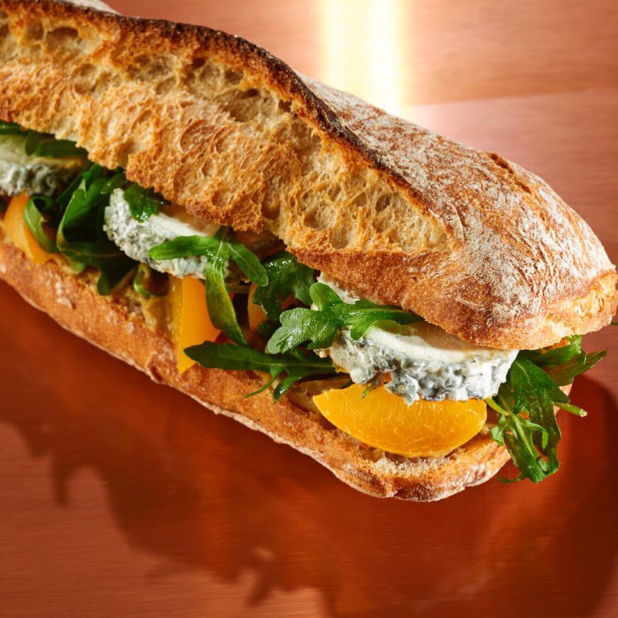 Un sandwich baguette di Thierry Marx con chevre e frutta