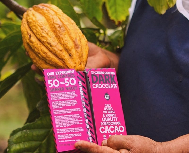 Tavolette The Other Bar davanti a una pianta di cacao in Ecuador