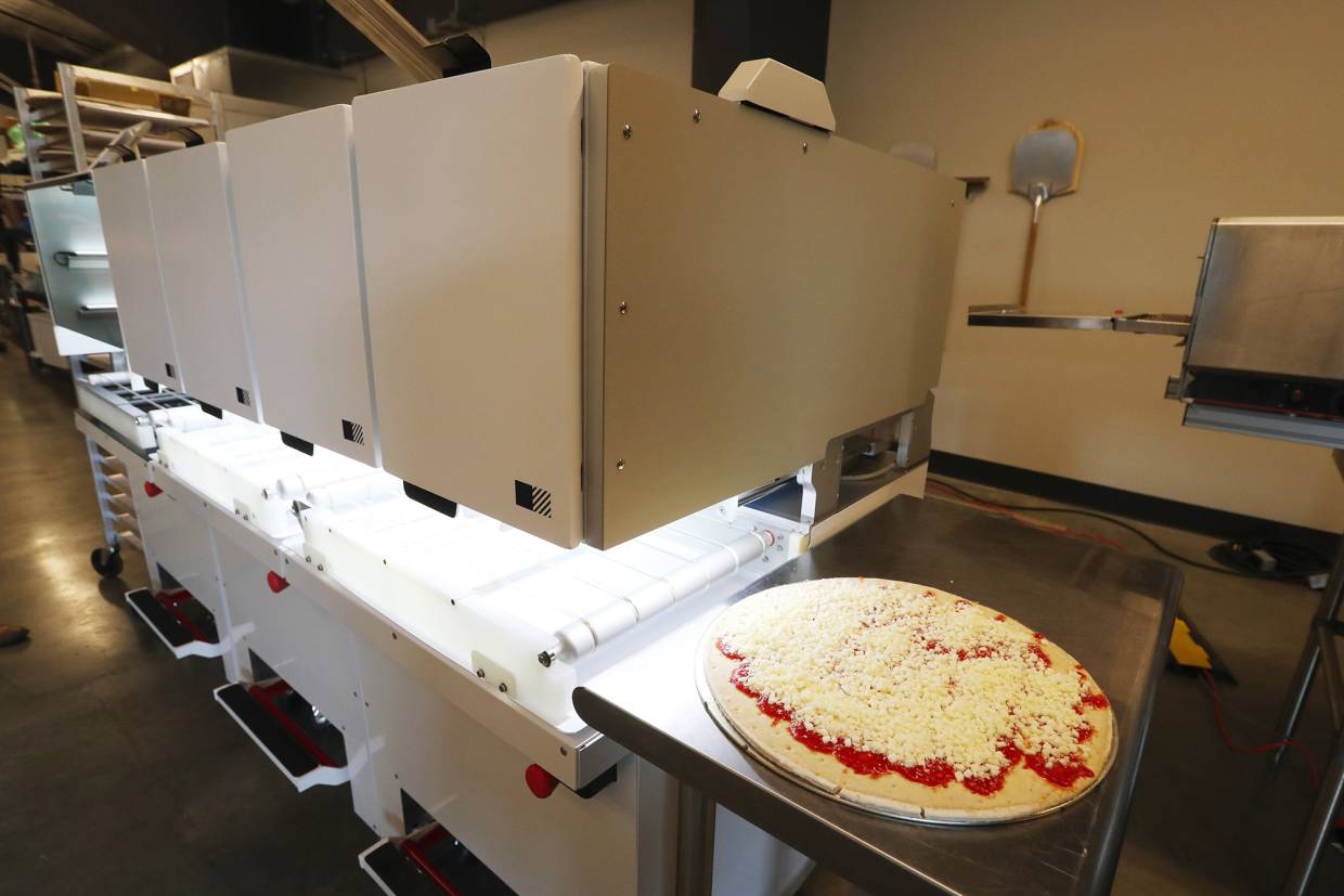 Una pizza pronta per essere infornata dopo il lavoro del robot di Picnic