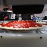 La pizza preparata dal robot di Picnic, in fase di realizzazione