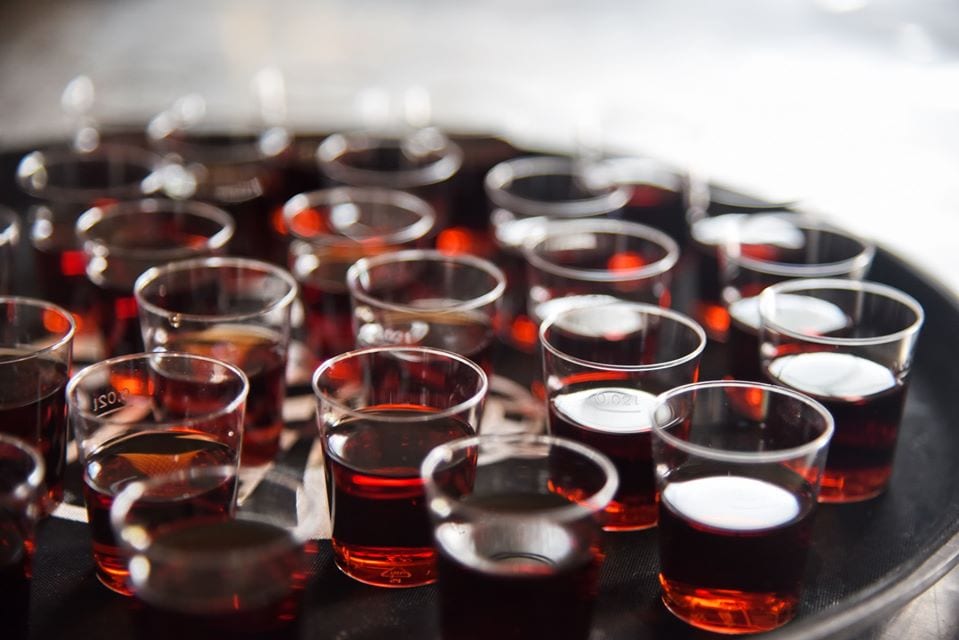 Bicchierini di Vermouth in vassoio
