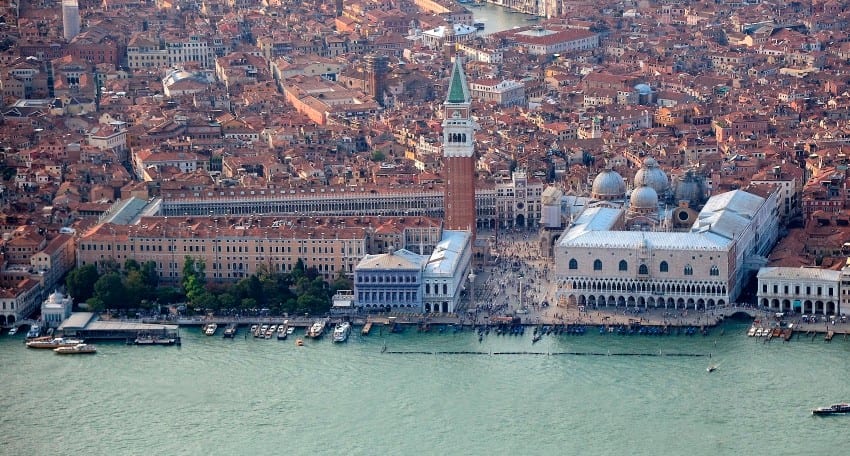 I giardini reali visti dall'alto, alle spalle di piazza San Marco, con veduta su Venezia
