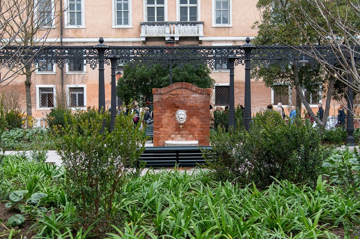 Una fontana storica nei Giardini Reali di Venezia