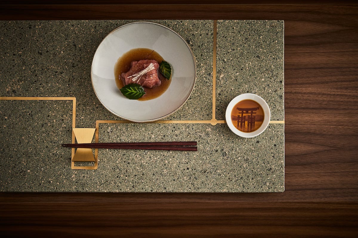 Mise en place al banco sushi di Iyo Aalto, con bacchette, e tavoletta in pietra