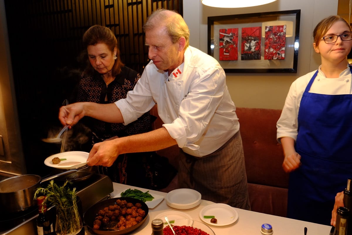Lo chef Goran Anmegaard prepara un piatto a base di nocciole