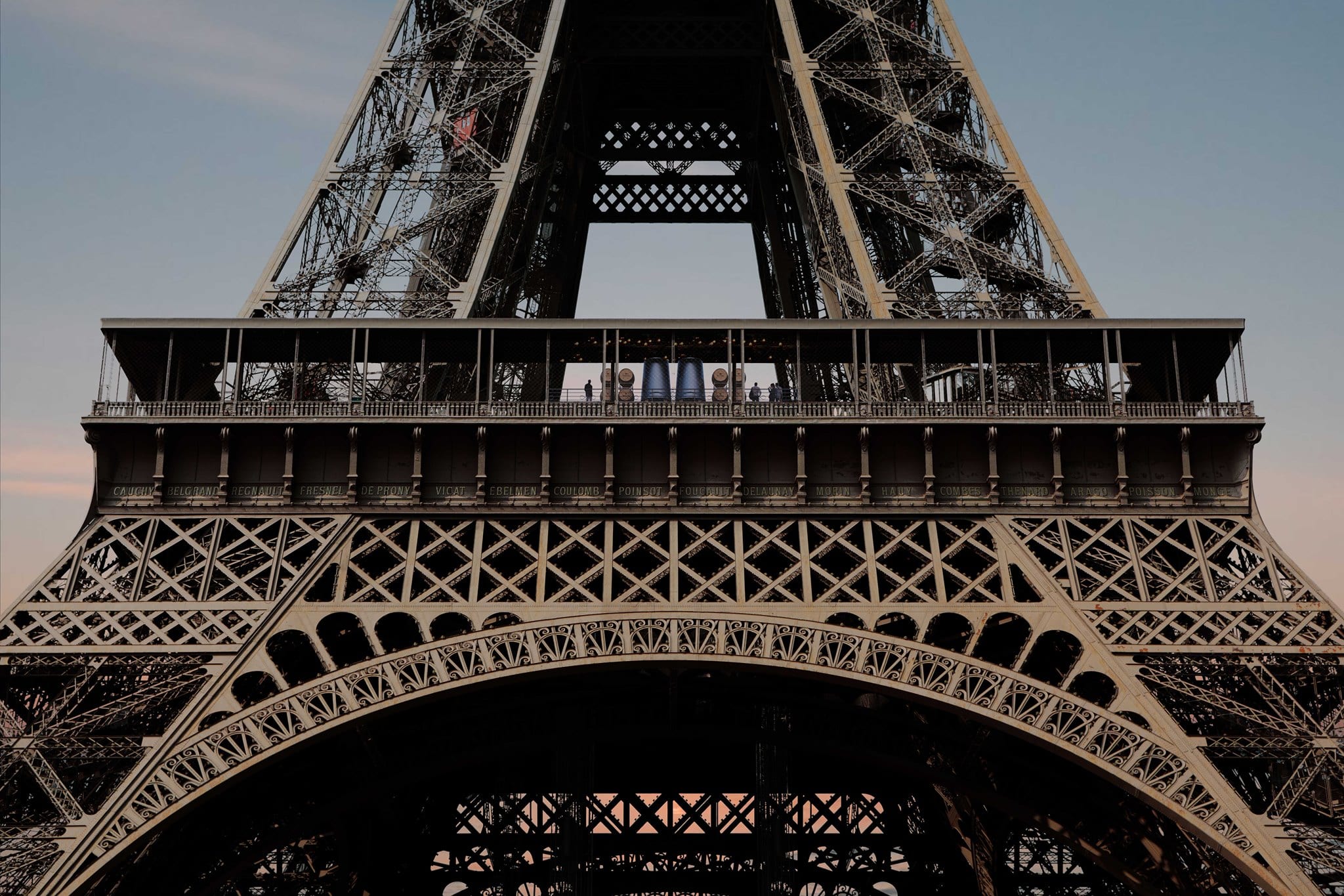La tour Eiffel vista da sotto, con la cantina al primo piano