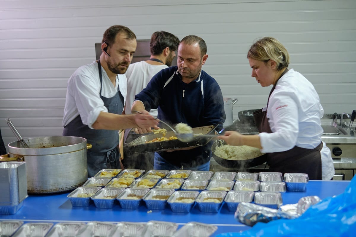 Chef albanesi in cucina nei campi per sfollati del terremoto albanese