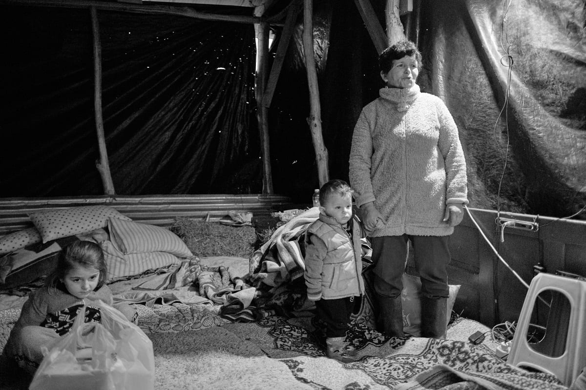 Una famiglia sfollata del terremoto albanese