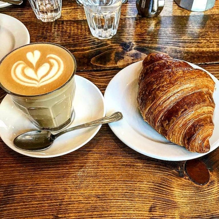 Latte macchiato e cornetto, Faro