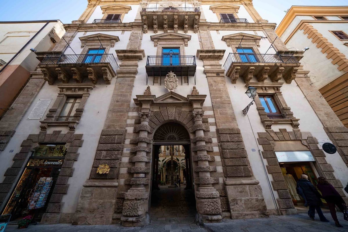 La facciata di Palazzo Castrone a Palermo