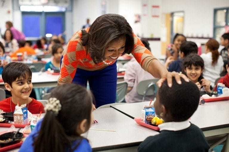 Michelle Obama in classe per la merenda dei bambini