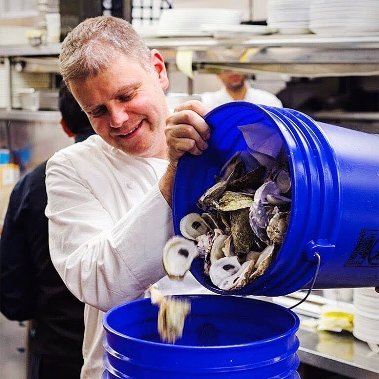 Uno chef ricicla i gusci di ostriche consumate al ristorante