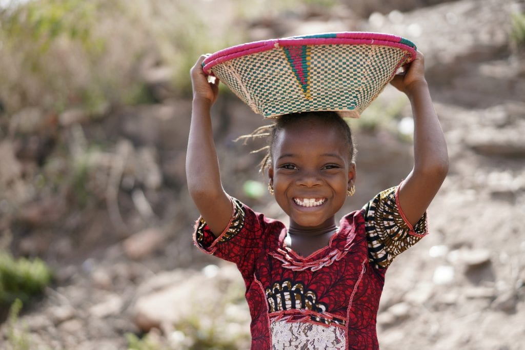 Bambina etiope con cesto