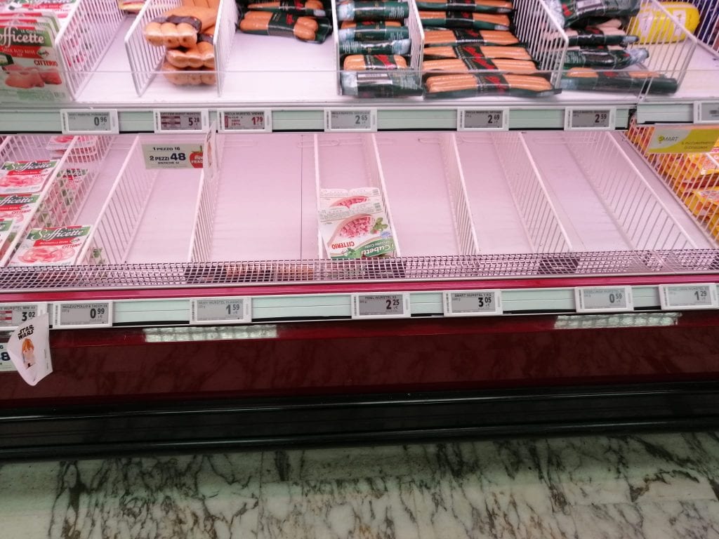 Un banco frigo vuoto al supermercato