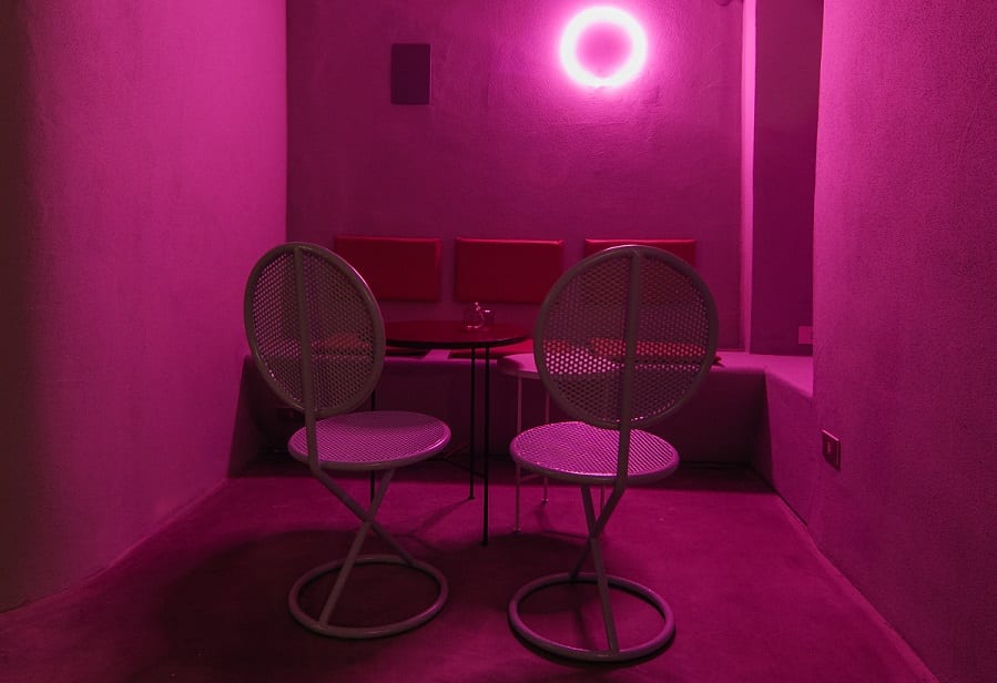 Una sala del Dandelion Cocktail Bar, con colori fluo