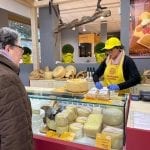 Il banco dei formaggi al mercato di Perugia