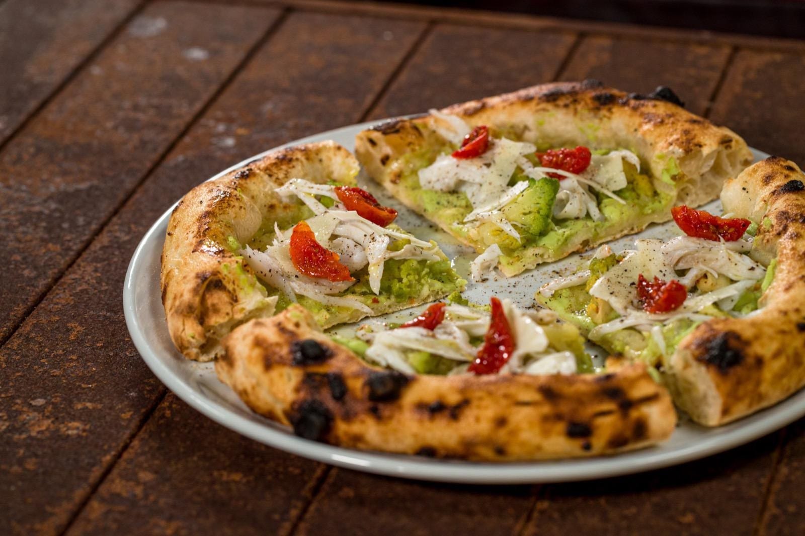 Pizza Tonda Minestra di broccoli e arzilla con crema di broccolo, arzilla e pomodorini semidry. Pezzetta birra del Borgo