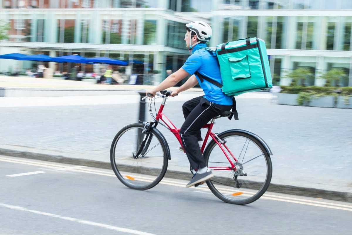 Un rider in bici per il food delivery