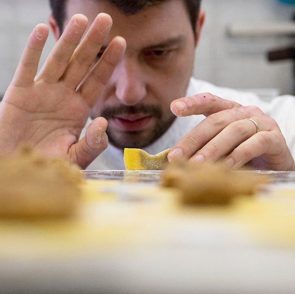 Alberto Gipponi prepara la pasta fresca ripiena