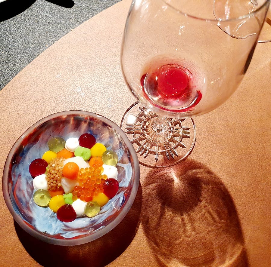 L'insalata russa di Max Poggi e un bicchiere di vino rosso