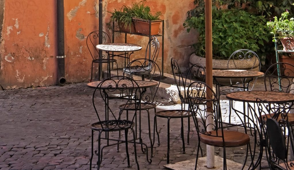Tavolini di un bar all'aperto a Roma