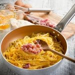 Spaghetti alla carbonara in padella, con ingredienti della ricetta