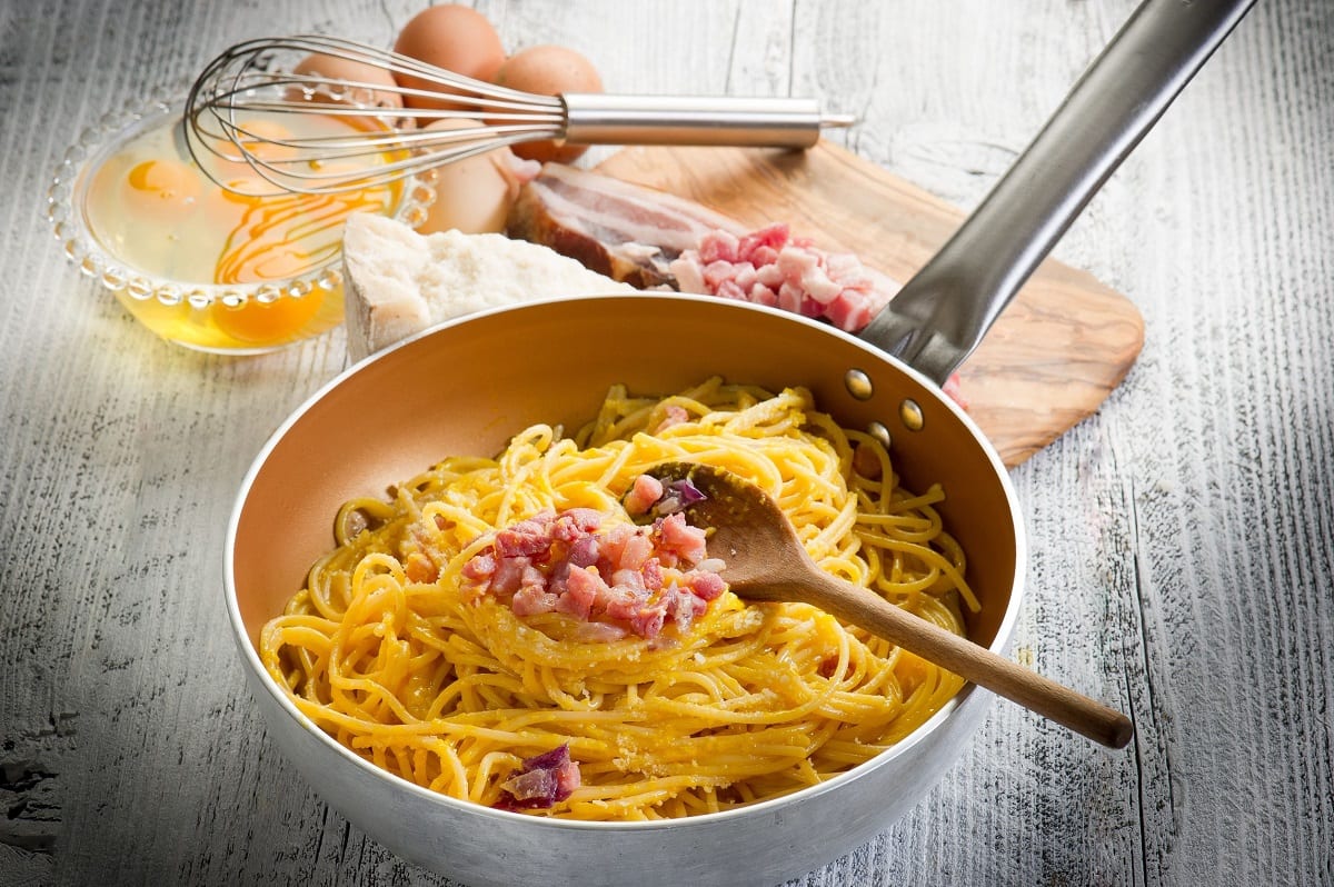 Spaghetti alla carbonara in padella, con ingredienti della ricetta