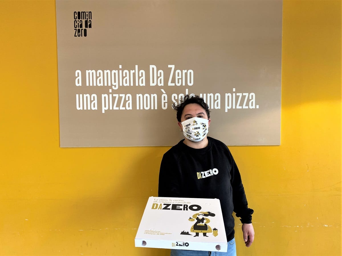 Food delivery con cartone di pizza DaZero