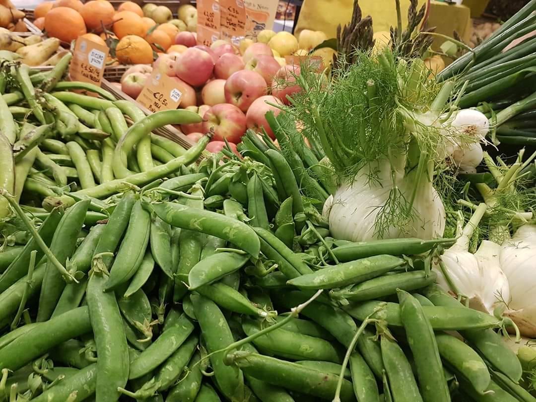 Frutta e verdura su un banco del mercato