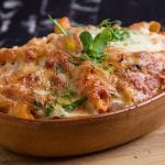 Una pirofila di pasta al forno pronta sul tavolo