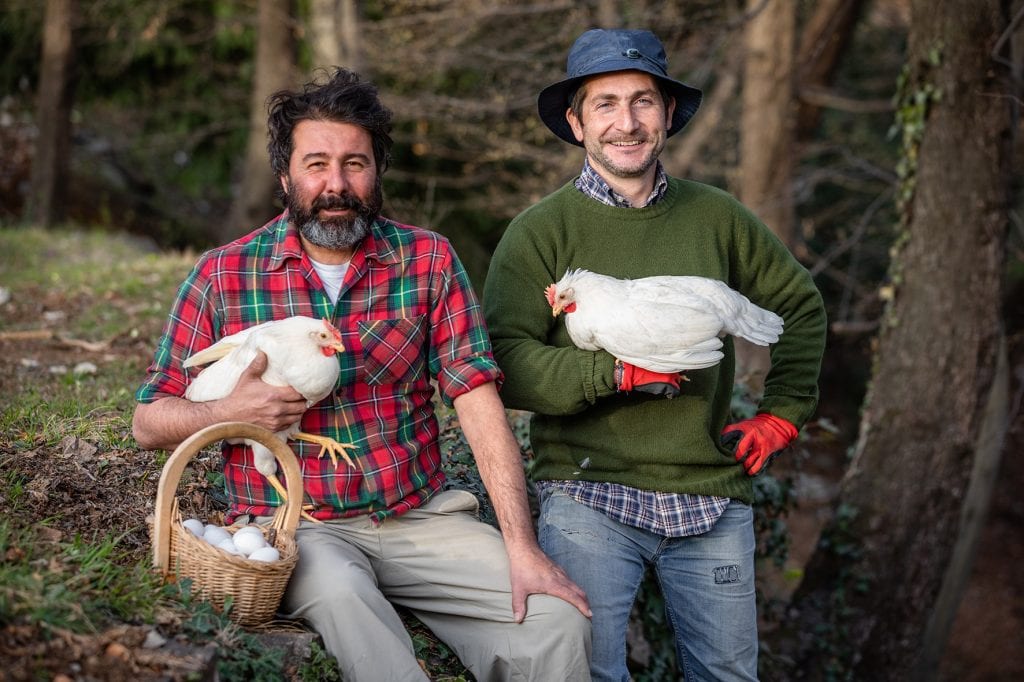 Marco e Alessandro con le galline selvagge e un cesto di uova