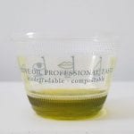 bicchiere da assaggio con olio extravergine di oliva