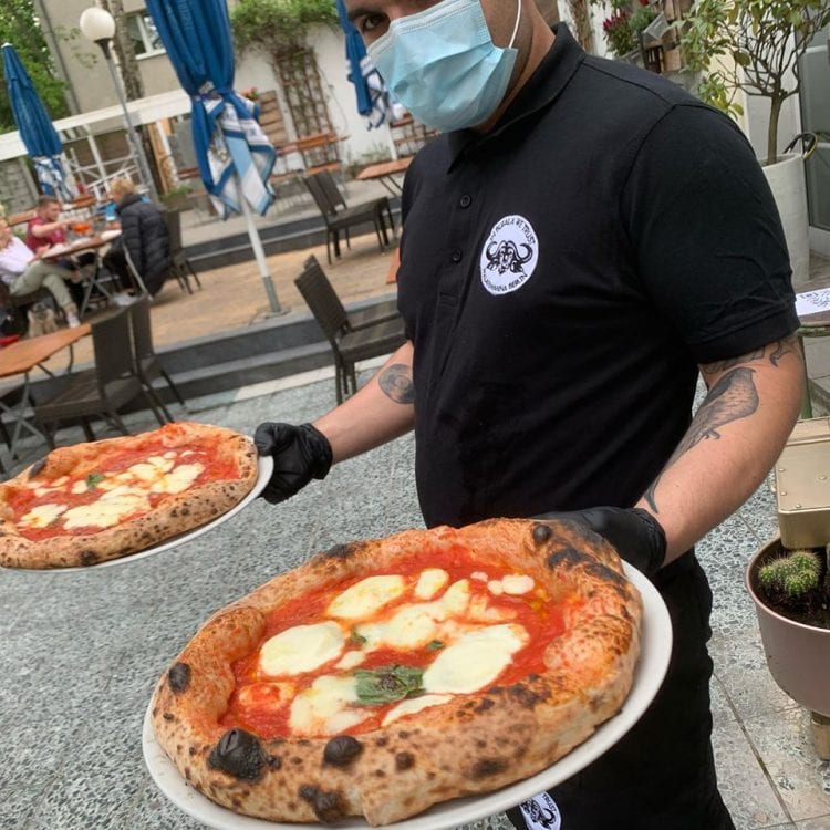 Pizze servite nel giardino di Malafemmena a Berlino
