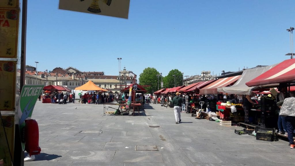 la piazza del mercato di Porta Palazzo a Torino
