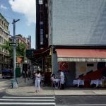 I tavoli su strada di un ristorante all'incrocio tra due strade di New York