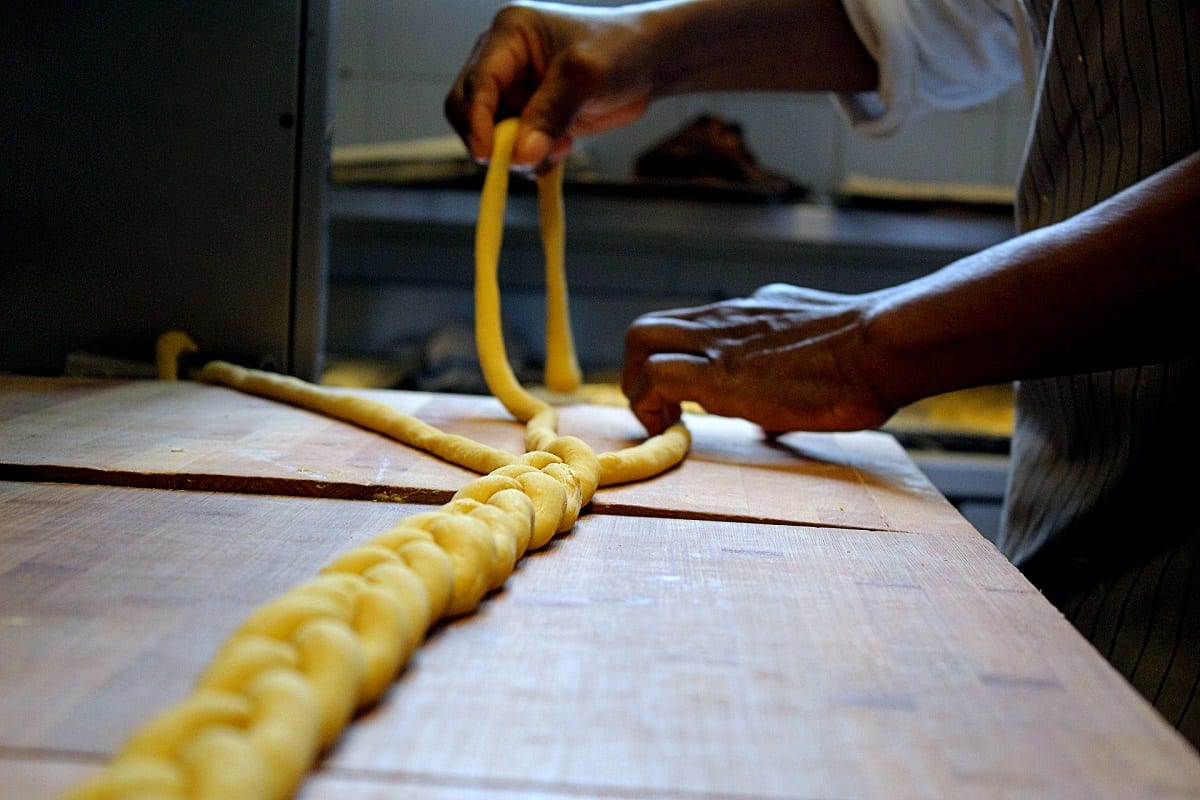 Preparazione di una challa alla bakery dei MagazziniOz