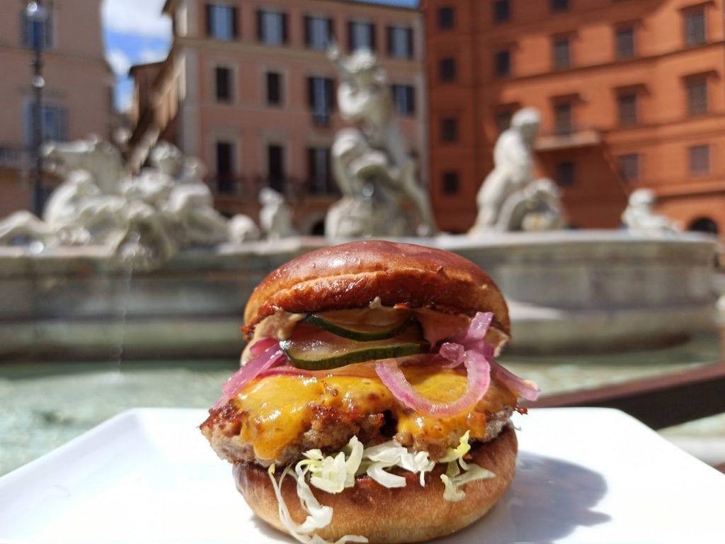 Un burger di Camillo con fontana di Bernini sullo sfondo