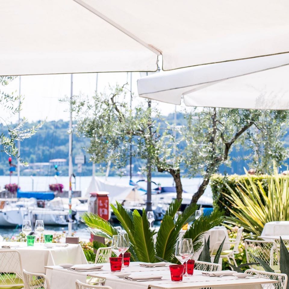 Tavoli all'aperto con vista lago del ristorante Qb Duepuntozero