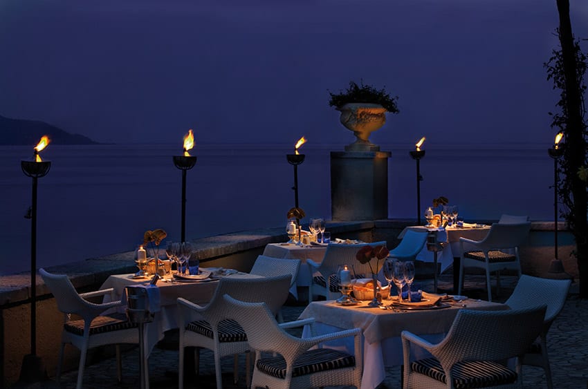 la terrazza sul lago di Villa Giulia di sera
