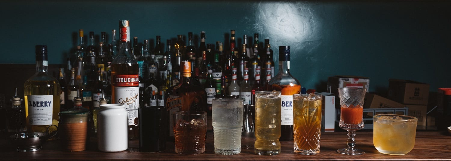 i cocktail di Senza Pensieri sul bancone del bar