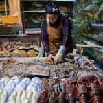 Un banco che vende crostacei in un wet market cinese