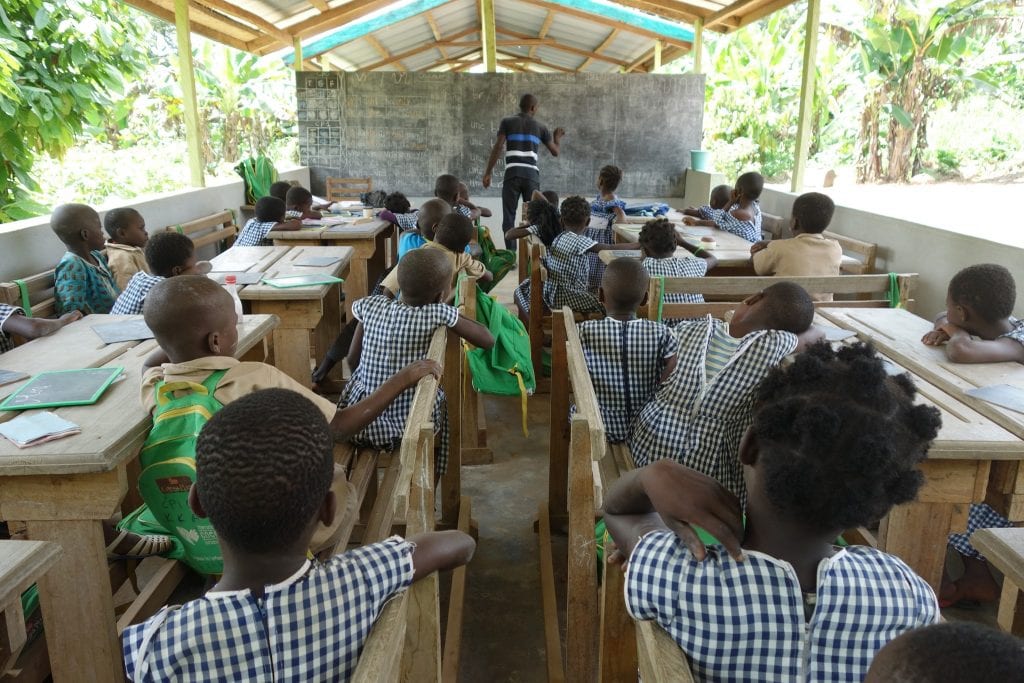 Bambini nella scuola di un villaggio in Costa d'Avorio