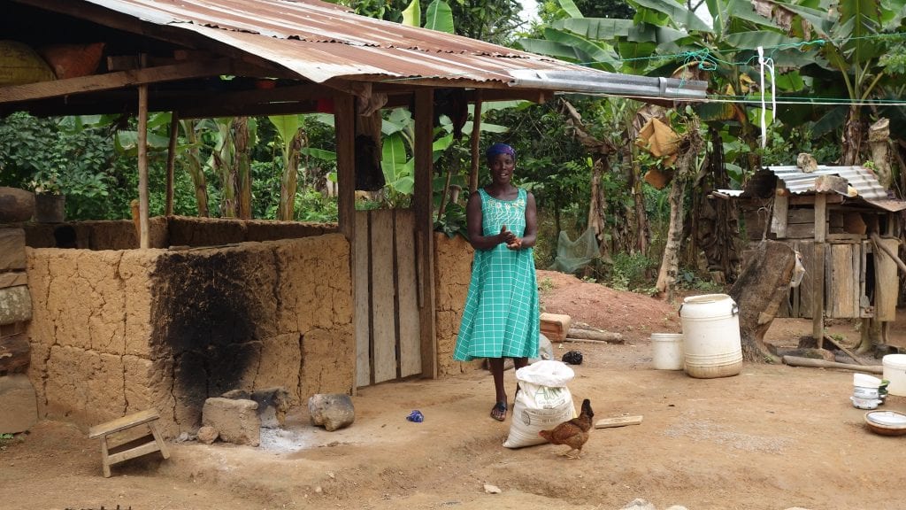 Donna in un villaggio di produttori di cacao della Costa d'Avorio
