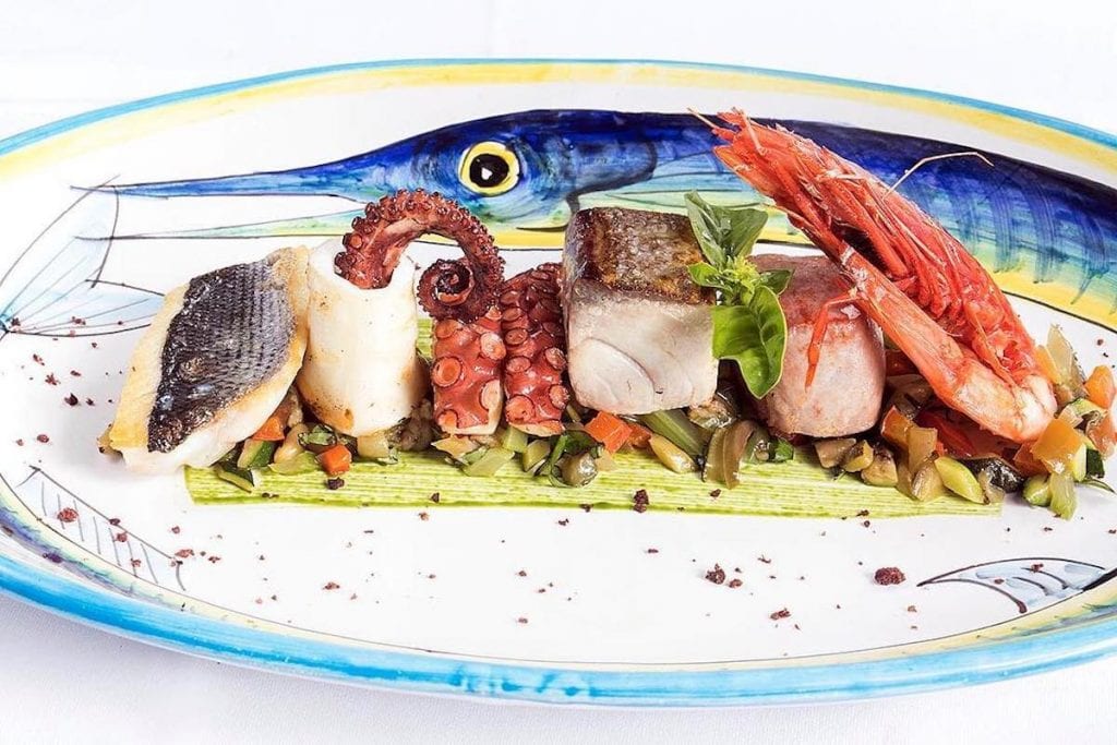 Il Riccio_Capri-Pesce assortito alla griglia con caponata vegetale e crema di basilico