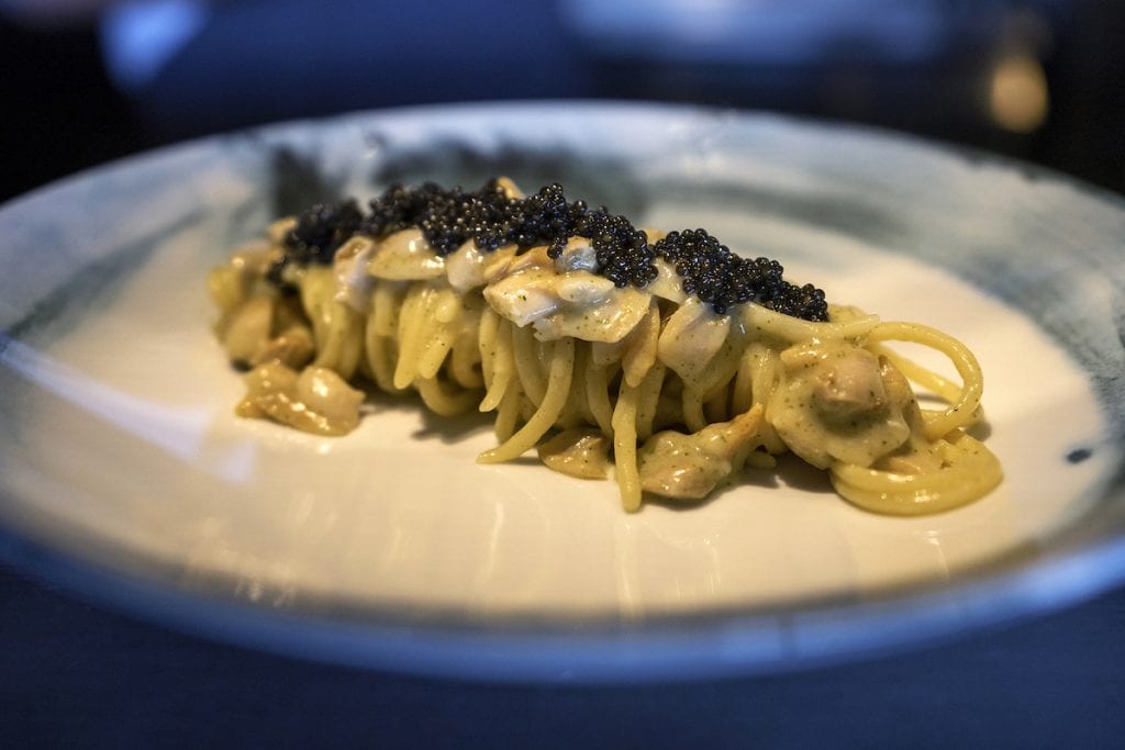 Riva del Fuenti chef DE BLASIO Spaghettone alle volgole lupino, infusione di foglia di limone e caviale Foto Alessandro Zanoni