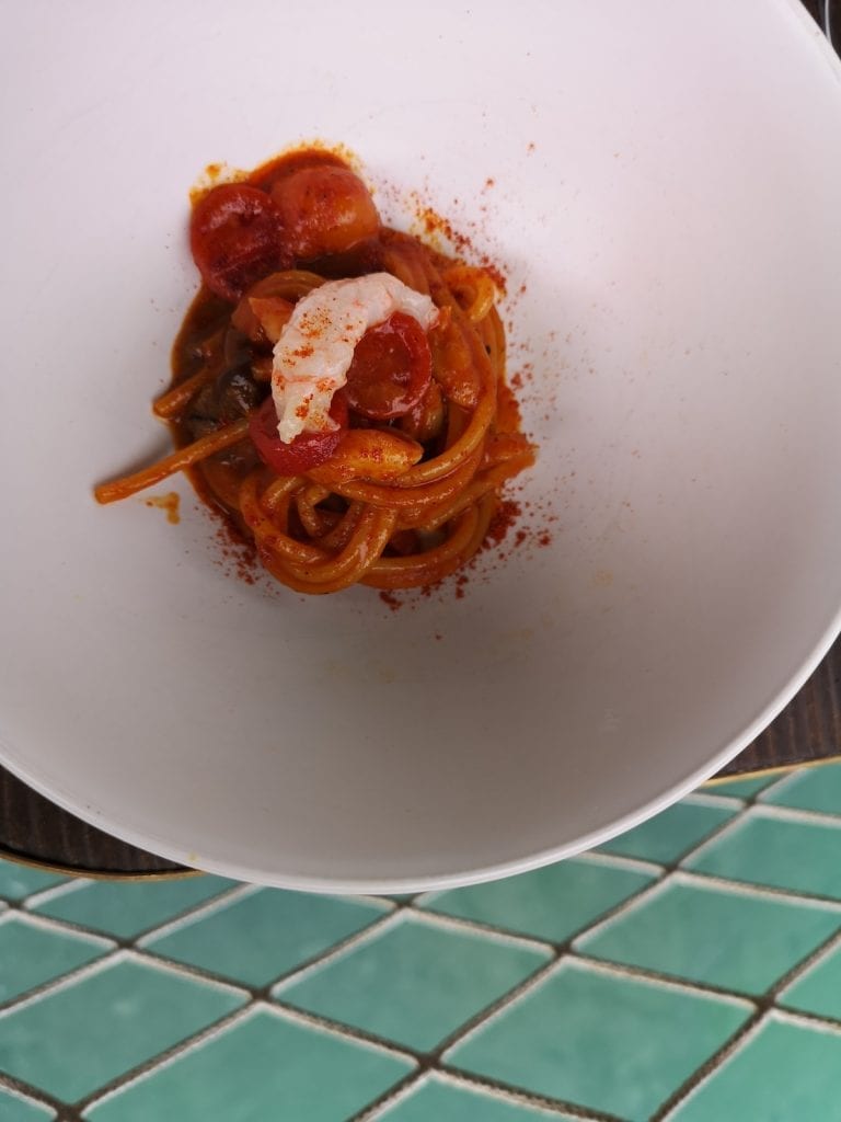 spaghetto aglio e olio peperone dolce di Altino, ricci di mare e scampi crudi Trabocco mucchiola
